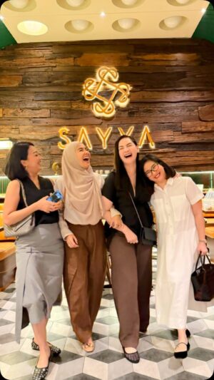 Mona Ratuliu Instagram - Kira2 apa ya dosa2 dimasa lalu sampe dapet temen random smp tua begini? 😅

Ketawaaa sampe sakit peruuuuuttt 🤣