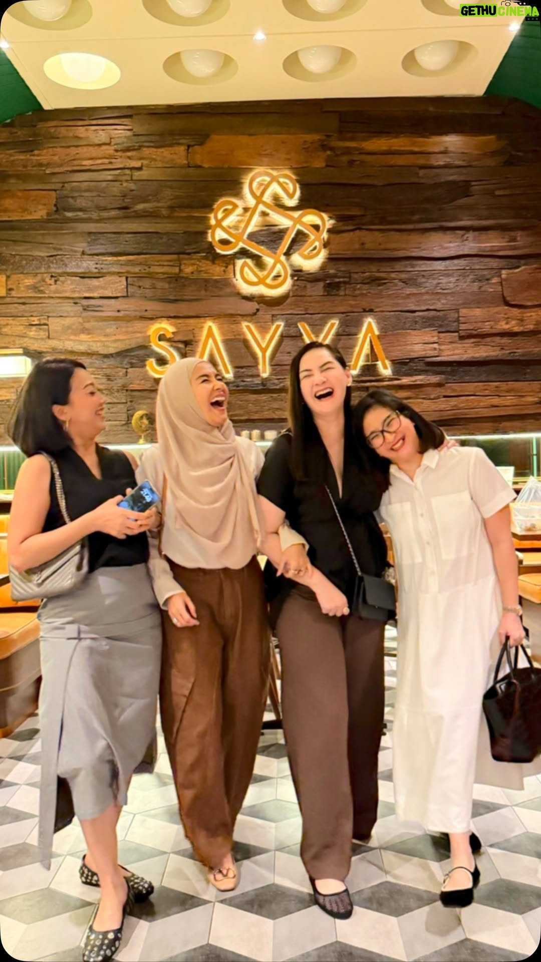 Mona Ratuliu - 10.6K Likes - Kira2 apa ya dosa2 dimasa lalu sampe dapet temen random smp tua begini? 😅

Ketawaaa sampe sakit peruuuuuttt 🤣
