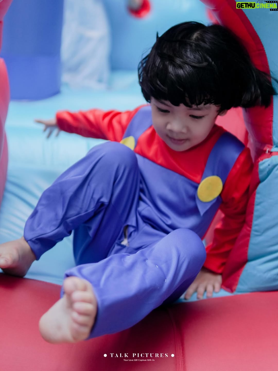 Mona Ratuliu - 12.3K Likes - BALINT 4 TAHUUUUN! 🥳🥳🥳

Ga nyangka anak yg dulu aku jemput di rs covid itu skrg udah gede, lucu dan sehat. Alhamdulillah kesayangan bunda udah 4 tahun. 🩷

Kemarin ngerayain 4 tahun balint (akhirnya) dirumah. Niatnya di sekolah tapi lupa kalau ternyata sekolah masih libur hahaha. Nasib deh balint kyknya susah nih ultah di sekolah kalau ulang taunnya awal juli. 😅😅😅

Yang mau ikut doain balint, waktu dan tempat dipersilahkan 🤗🤗🤗.

Dekorasi by @skylarparty
Birthday cake & mini cake by @tazkiacakes_cookies
Doorprise mainan by @pmbtoysofficial
Doorprise sepeda by @bikenbikeofficial
Playground by @emily_toysrental
Photo & videografer by @talk.picture

Skincare anak by @beeme.official
Souvenir by @bebegenic.id
Foldable bag by @karamel_craft

Minuman by @haus.indonesia
Nasi box by @nusaloca
Pisang goreng by @pisangmadupasti
Kebab by @hasanah.kebab

Arranged by @the_glintzenterprise 🤩.