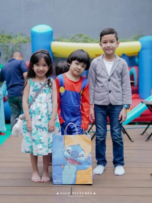 Mona Ratuliu Instagram - BALINT 4 TAHUUUUN! 🥳🥳🥳

Ga nyangka anak yg dulu aku jemput di rs covid itu skrg udah gede, lucu dan sehat. Alhamdulillah kesayangan bunda udah 4 tahun. 🩷

Kemarin ngerayain 4 tahun balint (akhirnya) dirumah. Niatnya di sekolah tapi lupa kalau ternyata sekolah masih libur hahaha. Nasib deh balint kyknya susah nih ultah di sekolah kalau ulang taunnya awal juli. 😅😅😅

Yang mau ikut doain balint, waktu dan tempat dipersilahkan 🤗🤗🤗.

Dekorasi by @skylarparty
Birthday cake & mini cake by @tazkiacakes_cookies
Doorprise mainan by @pmbtoysofficial
Doorprise sepeda by @bikenbikeofficial
Playground by @emily_toysrental
Photo & videografer by @talk.picture

Skincare anak by @beeme.official
Souvenir by @bebegenic.id
Foldable bag by @karamel_craft

Minuman by @haus.indonesia
Nasi box by @nusaloca
Pisang goreng by @pisangmadupasti
Kebab by @hasanah.kebab

Arranged by @the_glintzenterprise 🤩.