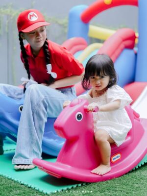Mona Ratuliu Instagram - BALINT 4 TAHUUUUN! 🥳🥳🥳

Ga nyangka anak yg dulu aku jemput di rs covid itu skrg udah gede, lucu dan sehat. Alhamdulillah kesayangan bunda udah 4 tahun. 🩷

Kemarin ngerayain 4 tahun balint (akhirnya) dirumah. Niatnya di sekolah tapi lupa kalau ternyata sekolah masih libur hahaha. Nasib deh balint kyknya susah nih ultah di sekolah kalau ulang taunnya awal juli. 😅😅😅

Yang mau ikut doain balint, waktu dan tempat dipersilahkan 🤗🤗🤗.

Dekorasi by @skylarparty
Birthday cake & mini cake by @tazkiacakes_cookies
Doorprise mainan by @pmbtoysofficial
Doorprise sepeda by @bikenbikeofficial
Playground by @emily_toysrental
Photo & videografer by @talk.picture

Skincare anak by @beeme.official
Souvenir by @bebegenic.id
Foldable bag by @karamel_craft

Minuman by @haus.indonesia
Nasi box by @nusaloca
Pisang goreng by @pisangmadupasti
Kebab by @hasanah.kebab

Arranged by @the_glintzenterprise 🤩.