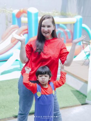 Mona Ratuliu Instagram - BALINT 4 TAHUUUUN! 🥳🥳🥳

Ga nyangka anak yg dulu aku jemput di rs covid itu skrg udah gede, lucu dan sehat. Alhamdulillah kesayangan bunda udah 4 tahun. 🩷

Kemarin ngerayain 4 tahun balint (akhirnya) dirumah. Niatnya di sekolah tapi lupa kalau ternyata sekolah masih libur hahaha. Nasib deh balint kyknya susah nih ultah di sekolah kalau ulang taunnya awal juli. 😅😅😅

Yang mau ikut doain balint, waktu dan tempat dipersilahkan 🤗🤗🤗.

Dekorasi by @skylarparty
Birthday cake & mini cake by @tazkiacakes_cookies
Doorprise mainan by @pmbtoysofficial
Doorprise sepeda by @bikenbikeofficial
Playground by @emily_toysrental
Photo & videografer by @talk.picture

Skincare anak by @beeme.official
Souvenir by @bebegenic.id
Foldable bag by @karamel_craft

Minuman by @haus.indonesia
Nasi box by @nusaloca
Pisang goreng by @pisangmadupasti
Kebab by @hasanah.kebab

Arranged by @the_glintzenterprise 🤩.