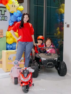 Mona Ratuliu Instagram - BALINT 4 TAHUUUUN! 🥳🥳🥳

Ga nyangka anak yg dulu aku jemput di rs covid itu skrg udah gede, lucu dan sehat. Alhamdulillah kesayangan bunda udah 4 tahun. 🩷

Kemarin ngerayain 4 tahun balint (akhirnya) dirumah. Niatnya di sekolah tapi lupa kalau ternyata sekolah masih libur hahaha. Nasib deh balint kyknya susah nih ultah di sekolah kalau ulang taunnya awal juli. 😅😅😅

Yang mau ikut doain balint, waktu dan tempat dipersilahkan 🤗🤗🤗.

Dekorasi by @skylarparty
Birthday cake & mini cake by @tazkiacakes_cookies
Doorprise mainan by @pmbtoysofficial
Doorprise sepeda by @bikenbikeofficial
Playground by @emily_toysrental
Photo & videografer by @talk.picture

Skincare anak by @beeme.official
Souvenir by @bebegenic.id
Foldable bag by @karamel_craft

Minuman by @haus.indonesia
Nasi box by @nusaloca
Pisang goreng by @pisangmadupasti
Kebab by @hasanah.kebab

Arranged by @the_glintzenterprise 🤩.