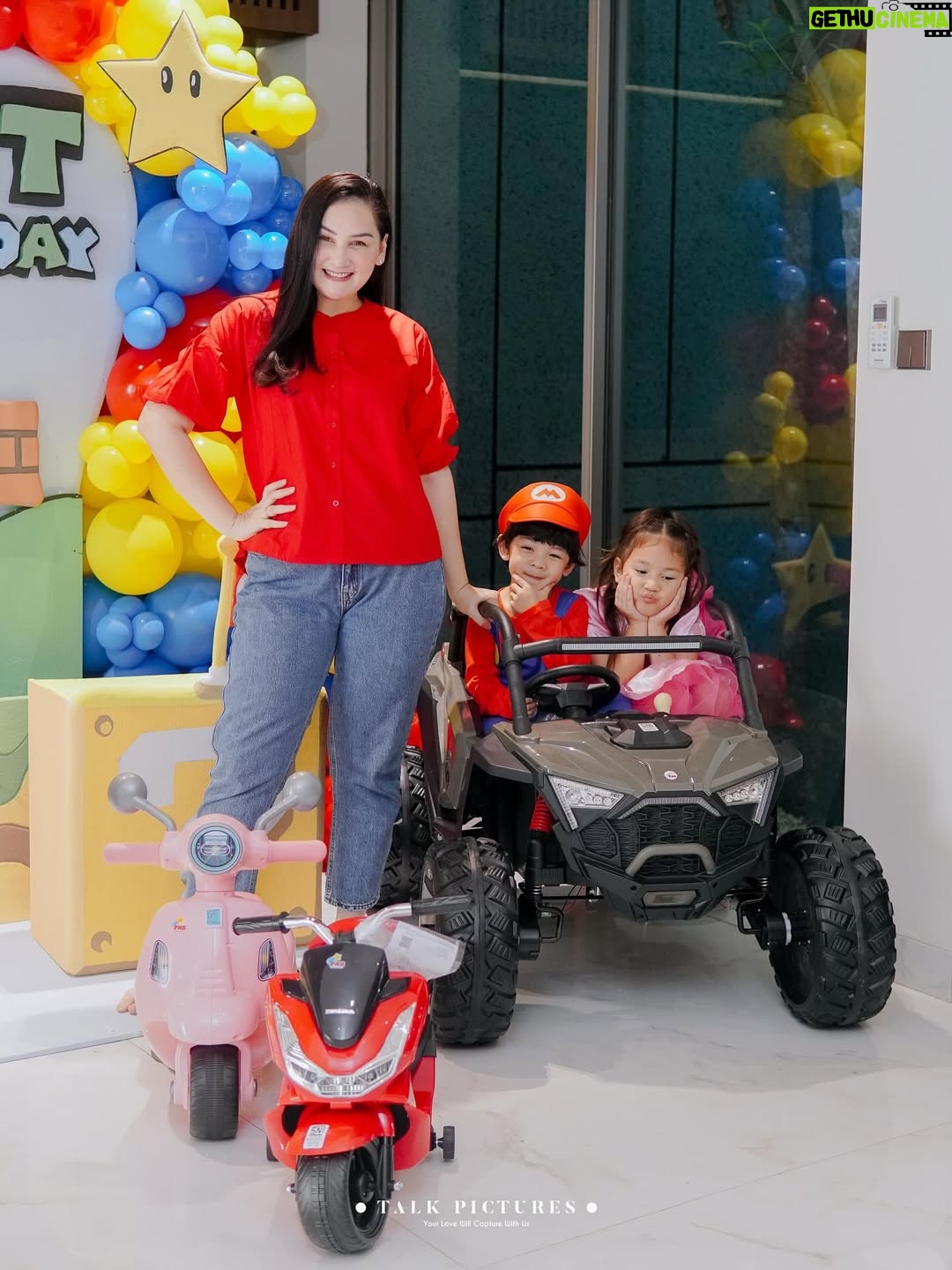 Mona Ratuliu - 12.3K Likes - BALINT 4 TAHUUUUN! 🥳🥳🥳

Ga nyangka anak yg dulu aku jemput di rs covid itu skrg udah gede, lucu dan sehat. Alhamdulillah kesayangan bunda udah 4 tahun. 🩷

Kemarin ngerayain 4 tahun balint (akhirnya) dirumah. Niatnya di sekolah tapi lupa kalau ternyata sekolah masih libur hahaha. Nasib deh balint kyknya susah nih ultah di sekolah kalau ulang taunnya awal juli. 😅😅😅

Yang mau ikut doain balint, waktu dan tempat dipersilahkan 🤗🤗🤗.

Dekorasi by @skylarparty
Birthday cake & mini cake by @tazkiacakes_cookies
Doorprise mainan by @pmbtoysofficial
Doorprise sepeda by @bikenbikeofficial
Playground by @emily_toysrental
Photo & videografer by @talk.picture

Skincare anak by @beeme.official
Souvenir by @bebegenic.id
Foldable bag by @karamel_craft

Minuman by @haus.indonesia
Nasi box by @nusaloca
Pisang goreng by @pisangmadupasti
Kebab by @hasanah.kebab

Arranged by @the_glintzenterprise 🤩.