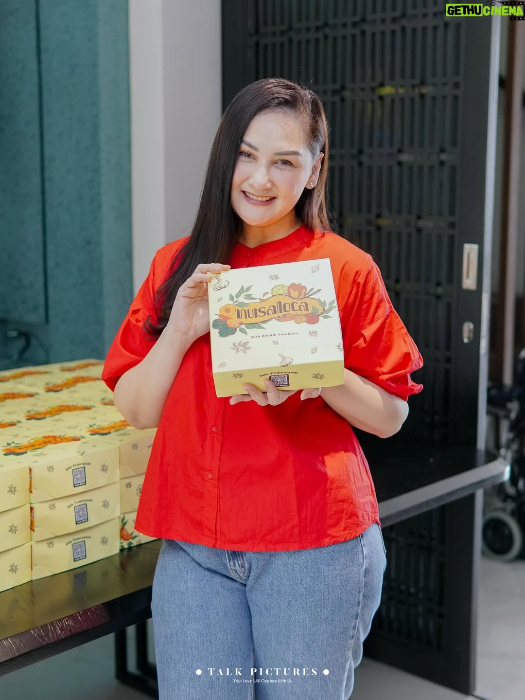 Mona Ratuliu - 12.3K Likes - BALINT 4 TAHUUUUN! 🥳🥳🥳

Ga nyangka anak yg dulu aku jemput di rs covid itu skrg udah gede, lucu dan sehat. Alhamdulillah kesayangan bunda udah 4 tahun. 🩷

Kemarin ngerayain 4 tahun balint (akhirnya) dirumah. Niatnya di sekolah tapi lupa kalau ternyata sekolah masih libur hahaha. Nasib deh balint kyknya susah nih ultah di sekolah kalau ulang taunnya awal juli. 😅😅😅

Yang mau ikut doain balint, waktu dan tempat dipersilahkan 🤗🤗🤗.

Dekorasi by @skylarparty
Birthday cake & mini cake by @tazkiacakes_cookies
Doorprise mainan by @pmbtoysofficial
Doorprise sepeda by @bikenbikeofficial
Playground by @emily_toysrental
Photo & videografer by @talk.picture

Skincare anak by @beeme.official
Souvenir by @bebegenic.id
Foldable bag by @karamel_craft

Minuman by @haus.indonesia
Nasi box by @nusaloca
Pisang goreng by @pisangmadupasti
Kebab by @hasanah.kebab

Arranged by @the_glintzenterprise 🤩.