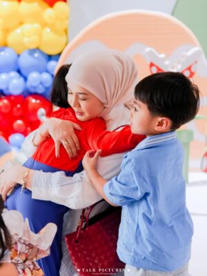 Mona Ratuliu Instagram - BALINT 4 TAHUUUUN! 🥳🥳🥳

Ga nyangka anak yg dulu aku jemput di rs covid itu skrg udah gede, lucu dan sehat. Alhamdulillah kesayangan bunda udah 4 tahun. 🩷

Kemarin ngerayain 4 tahun balint (akhirnya) dirumah. Niatnya di sekolah tapi lupa kalau ternyata sekolah masih libur hahaha. Nasib deh balint kyknya susah nih ultah di sekolah kalau ulang taunnya awal juli. 😅😅😅

Yang mau ikut doain balint, waktu dan tempat dipersilahkan 🤗🤗🤗.

Dekorasi by @skylarparty
Birthday cake & mini cake by @tazkiacakes_cookies
Doorprise mainan by @pmbtoysofficial
Doorprise sepeda by @bikenbikeofficial
Playground by @emily_toysrental
Photo & videografer by @talk.picture

Skincare anak by @beeme.official
Souvenir by @bebegenic.id
Foldable bag by @karamel_craft

Minuman by @haus.indonesia
Nasi box by @nusaloca
Pisang goreng by @pisangmadupasti
Kebab by @hasanah.kebab

Arranged by @the_glintzenterprise 🤩.