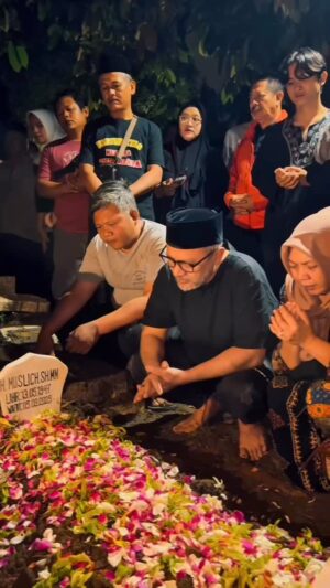 Mona Ratuliu Instagram - Bersyukur di hari Jum’at 12 Robiul awal, tepat  di hari kelahiran RosulAlloh, bisa dampingi Ayah dan mebisikkan kalimat Tauhid diakhir nafasnya. 

Terima kasih Ayah atas semua cerita tentang tujuan hidup untuk mendapatkan Husnul Khotimah…

Terima kasih juga buat temen2 atas ucapan dan doa untuk Almarhum Ayah 🙏