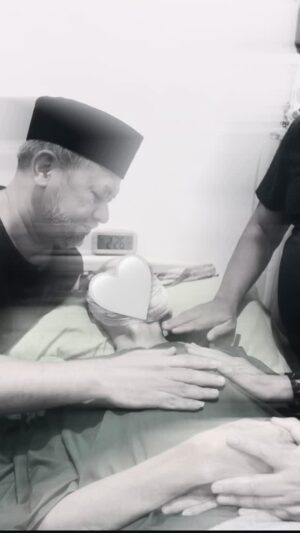Mona Ratuliu Instagram - Beliau sabar selalu berzikir walau sakit demi menanti tanggal cantik ini. Hari jumat 12 rabiul awal. Masya Allah semoga ayah mewariskan cara indah dihari akhirnya kepada kami anak2nya. 🤍

Allahummaghfirlahu warhamhu wa’afihi wa’fu ‘anhu. Titip doa dan banyak maaf untuk ayahanda tercinta Muslich bin Nurhadi.