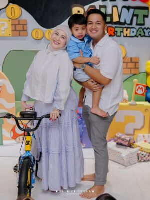 Mona Ratuliu Instagram - BALINT 4 TAHUUUUN! 🥳🥳🥳

Ga nyangka anak yg dulu aku jemput di rs covid itu skrg udah gede, lucu dan sehat. Alhamdulillah kesayangan bunda udah 4 tahun. 🩷

Kemarin ngerayain 4 tahun balint (akhirnya) dirumah. Niatnya di sekolah tapi lupa kalau ternyata sekolah masih libur hahaha. Nasib deh balint kyknya susah nih ultah di sekolah kalau ulang taunnya awal juli. 😅😅😅

Yang mau ikut doain balint, waktu dan tempat dipersilahkan 🤗🤗🤗.

Dekorasi by @skylarparty
Birthday cake & mini cake by @tazkiacakes_cookies
Doorprise mainan by @pmbtoysofficial
Doorprise sepeda by @bikenbikeofficial
Playground by @emily_toysrental
Photo & videografer by @talk.picture

Skincare anak by @beeme.official
Souvenir by @bebegenic.id
Foldable bag by @karamel_craft

Minuman by @haus.indonesia
Nasi box by @nusaloca
Pisang goreng by @pisangmadupasti
Kebab by @hasanah.kebab

Arranged by @the_glintzenterprise 🤩.