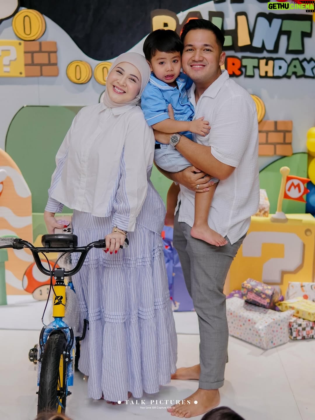Mona Ratuliu - 12.3K Likes - BALINT 4 TAHUUUUN! 🥳🥳🥳

Ga nyangka anak yg dulu aku jemput di rs covid itu skrg udah gede, lucu dan sehat. Alhamdulillah kesayangan bunda udah 4 tahun. 🩷

Kemarin ngerayain 4 tahun balint (akhirnya) dirumah. Niatnya di sekolah tapi lupa kalau ternyata sekolah masih libur hahaha. Nasib deh balint kyknya susah nih ultah di sekolah kalau ulang taunnya awal juli. 😅😅😅

Yang mau ikut doain balint, waktu dan tempat dipersilahkan 🤗🤗🤗.

Dekorasi by @skylarparty
Birthday cake & mini cake by @tazkiacakes_cookies
Doorprise mainan by @pmbtoysofficial
Doorprise sepeda by @bikenbikeofficial
Playground by @emily_toysrental
Photo & videografer by @talk.picture

Skincare anak by @beeme.official
Souvenir by @bebegenic.id
Foldable bag by @karamel_craft

Minuman by @haus.indonesia
Nasi box by @nusaloca
Pisang goreng by @pisangmadupasti
Kebab by @hasanah.kebab

Arranged by @the_glintzenterprise 🤩.