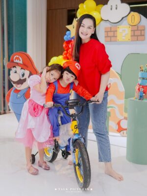 Mona Ratuliu Instagram - BALINT 4 TAHUUUUN! 🥳🥳🥳

Ga nyangka anak yg dulu aku jemput di rs covid itu skrg udah gede, lucu dan sehat. Alhamdulillah kesayangan bunda udah 4 tahun. 🩷

Kemarin ngerayain 4 tahun balint (akhirnya) dirumah. Niatnya di sekolah tapi lupa kalau ternyata sekolah masih libur hahaha. Nasib deh balint kyknya susah nih ultah di sekolah kalau ulang taunnya awal juli. 😅😅😅

Yang mau ikut doain balint, waktu dan tempat dipersilahkan 🤗🤗🤗.

Dekorasi by @skylarparty
Birthday cake & mini cake by @tazkiacakes_cookies
Doorprise mainan by @pmbtoysofficial
Doorprise sepeda by @bikenbikeofficial
Playground by @emily_toysrental
Photo & videografer by @talk.picture

Skincare anak by @beeme.official
Souvenir by @bebegenic.id
Foldable bag by @karamel_craft

Minuman by @haus.indonesia
Nasi box by @nusaloca
Pisang goreng by @pisangmadupasti
Kebab by @hasanah.kebab

Arranged by @the_glintzenterprise 🤩.