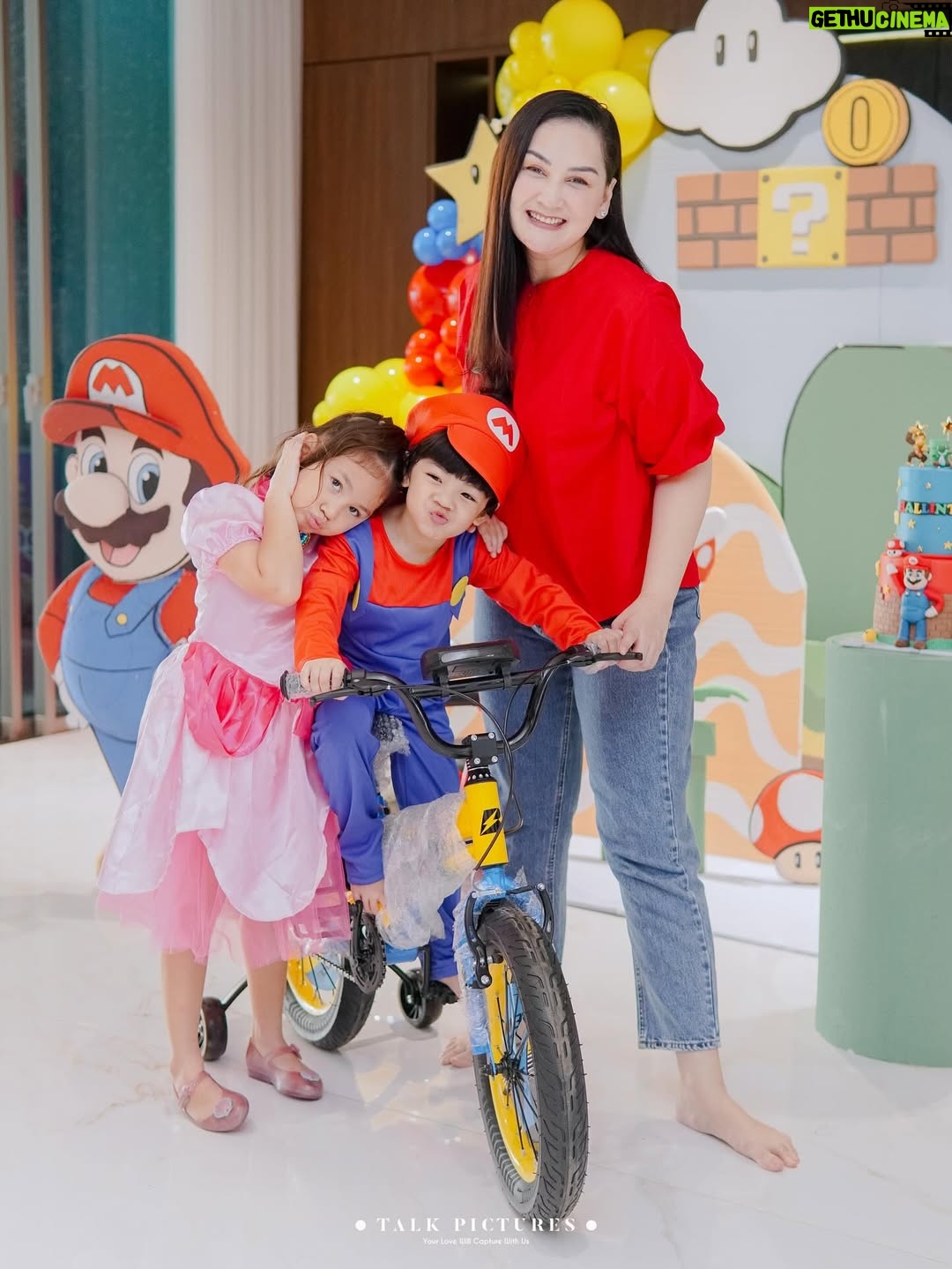 Mona Ratuliu - 12.3K Likes - BALINT 4 TAHUUUUN! 🥳🥳🥳

Ga nyangka anak yg dulu aku jemput di rs covid itu skrg udah gede, lucu dan sehat. Alhamdulillah kesayangan bunda udah 4 tahun. 🩷

Kemarin ngerayain 4 tahun balint (akhirnya) dirumah. Niatnya di sekolah tapi lupa kalau ternyata sekolah masih libur hahaha. Nasib deh balint kyknya susah nih ultah di sekolah kalau ulang taunnya awal juli. 😅😅😅

Yang mau ikut doain balint, waktu dan tempat dipersilahkan 🤗🤗🤗.

Dekorasi by @skylarparty
Birthday cake & mini cake by @tazkiacakes_cookies
Doorprise mainan by @pmbtoysofficial
Doorprise sepeda by @bikenbikeofficial
Playground by @emily_toysrental
Photo & videografer by @talk.picture

Skincare anak by @beeme.official
Souvenir by @bebegenic.id
Foldable bag by @karamel_craft

Minuman by @haus.indonesia
Nasi box by @nusaloca
Pisang goreng by @pisangmadupasti
Kebab by @hasanah.kebab

Arranged by @the_glintzenterprise 🤩.
