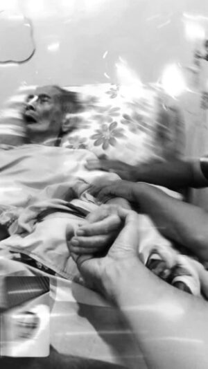 Mona Ratuliu Instagram - Mohon kirimkan doa dan energi baik untuk ayah dari @indrabrasco yang sedang sakit. 

Semoga Allah berikan rasa nyaman dan keikhlasan untuk ayah. Insya Allah sakit ayah menjadi penghapus dosa dan batu loncatan menuju surganya Allah. Aamiin.