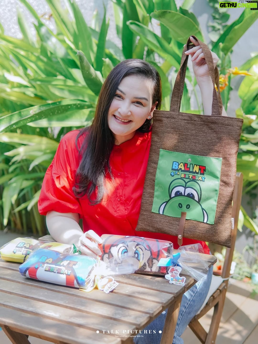 Mona Ratuliu - 12.3K Likes - BALINT 4 TAHUUUUN! 🥳🥳🥳

Ga nyangka anak yg dulu aku jemput di rs covid itu skrg udah gede, lucu dan sehat. Alhamdulillah kesayangan bunda udah 4 tahun. 🩷

Kemarin ngerayain 4 tahun balint (akhirnya) dirumah. Niatnya di sekolah tapi lupa kalau ternyata sekolah masih libur hahaha. Nasib deh balint kyknya susah nih ultah di sekolah kalau ulang taunnya awal juli. 😅😅😅

Yang mau ikut doain balint, waktu dan tempat dipersilahkan 🤗🤗🤗.

Dekorasi by @skylarparty
Birthday cake & mini cake by @tazkiacakes_cookies
Doorprise mainan by @pmbtoysofficial
Doorprise sepeda by @bikenbikeofficial
Playground by @emily_toysrental
Photo & videografer by @talk.picture

Skincare anak by @beeme.official
Souvenir by @bebegenic.id
Foldable bag by @karamel_craft

Minuman by @haus.indonesia
Nasi box by @nusaloca
Pisang goreng by @pisangmadupasti
Kebab by @hasanah.kebab

Arranged by @the_glintzenterprise 🤩.