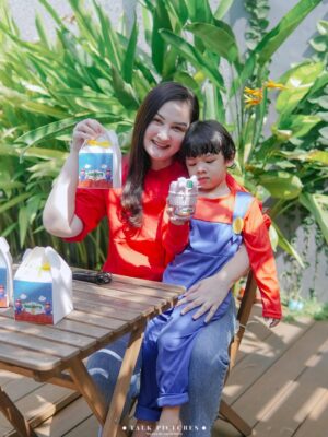 Mona Ratuliu Instagram - BALINT 4 TAHUUUUN! 🥳🥳🥳

Ga nyangka anak yg dulu aku jemput di rs covid itu skrg udah gede, lucu dan sehat. Alhamdulillah kesayangan bunda udah 4 tahun. 🩷

Kemarin ngerayain 4 tahun balint (akhirnya) dirumah. Niatnya di sekolah tapi lupa kalau ternyata sekolah masih libur hahaha. Nasib deh balint kyknya susah nih ultah di sekolah kalau ulang taunnya awal juli. 😅😅😅

Yang mau ikut doain balint, waktu dan tempat dipersilahkan 🤗🤗🤗.

Dekorasi by @skylarparty
Birthday cake & mini cake by @tazkiacakes_cookies
Doorprise mainan by @pmbtoysofficial
Doorprise sepeda by @bikenbikeofficial
Playground by @emily_toysrental
Photo & videografer by @talk.picture

Skincare anak by @beeme.official
Souvenir by @bebegenic.id
Foldable bag by @karamel_craft

Minuman by @haus.indonesia
Nasi box by @nusaloca
Pisang goreng by @pisangmadupasti
Kebab by @hasanah.kebab

Arranged by @the_glintzenterprise 🤩.