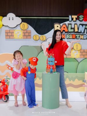 Mona Ratuliu Instagram - BALINT 4 TAHUUUUN! 🥳🥳🥳

Ga nyangka anak yg dulu aku jemput di rs covid itu skrg udah gede, lucu dan sehat. Alhamdulillah kesayangan bunda udah 4 tahun. 🩷

Kemarin ngerayain 4 tahun balint (akhirnya) dirumah. Niatnya di sekolah tapi lupa kalau ternyata sekolah masih libur hahaha. Nasib deh balint kyknya susah nih ultah di sekolah kalau ulang taunnya awal juli. 😅😅😅

Yang mau ikut doain balint, waktu dan tempat dipersilahkan 🤗🤗🤗.

Dekorasi by @skylarparty
Birthday cake & mini cake by @tazkiacakes_cookies
Doorprise mainan by @pmbtoysofficial
Doorprise sepeda by @bikenbikeofficial
Playground by @emily_toysrental
Photo & videografer by @talk.picture

Skincare anak by @beeme.official
Souvenir by @bebegenic.id
Foldable bag by @karamel_craft

Minuman by @haus.indonesia
Nasi box by @nusaloca
Pisang goreng by @pisangmadupasti
Kebab by @hasanah.kebab

Arranged by @the_glintzenterprise 🤩.