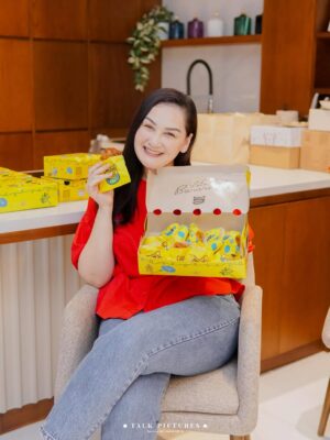 Mona Ratuliu Instagram - BALINT 4 TAHUUUUN! 🥳🥳🥳

Ga nyangka anak yg dulu aku jemput di rs covid itu skrg udah gede, lucu dan sehat. Alhamdulillah kesayangan bunda udah 4 tahun. 🩷

Kemarin ngerayain 4 tahun balint (akhirnya) dirumah. Niatnya di sekolah tapi lupa kalau ternyata sekolah masih libur hahaha. Nasib deh balint kyknya susah nih ultah di sekolah kalau ulang taunnya awal juli. 😅😅😅

Yang mau ikut doain balint, waktu dan tempat dipersilahkan 🤗🤗🤗.

Dekorasi by @skylarparty
Birthday cake & mini cake by @tazkiacakes_cookies
Doorprise mainan by @pmbtoysofficial
Doorprise sepeda by @bikenbikeofficial
Playground by @emily_toysrental
Photo & videografer by @talk.picture

Skincare anak by @beeme.official
Souvenir by @bebegenic.id
Foldable bag by @karamel_craft

Minuman by @haus.indonesia
Nasi box by @nusaloca
Pisang goreng by @pisangmadupasti
Kebab by @hasanah.kebab

Arranged by @the_glintzenterprise 🤩.