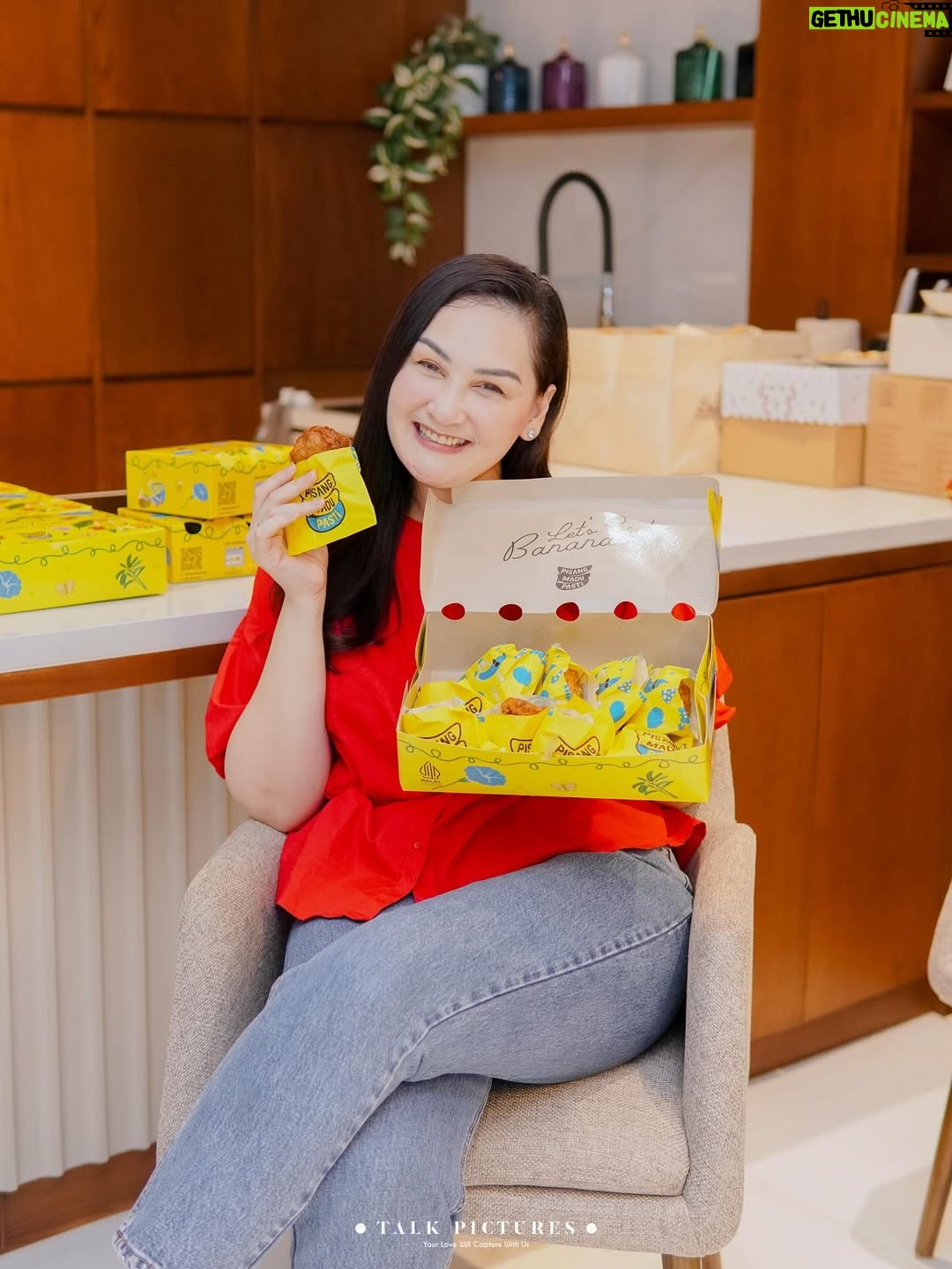 Mona Ratuliu - 12.3K Likes - BALINT 4 TAHUUUUN! 🥳🥳🥳

Ga nyangka anak yg dulu aku jemput di rs covid itu skrg udah gede, lucu dan sehat. Alhamdulillah kesayangan bunda udah 4 tahun. 🩷

Kemarin ngerayain 4 tahun balint (akhirnya) dirumah. Niatnya di sekolah tapi lupa kalau ternyata sekolah masih libur hahaha. Nasib deh balint kyknya susah nih ultah di sekolah kalau ulang taunnya awal juli. 😅😅😅

Yang mau ikut doain balint, waktu dan tempat dipersilahkan 🤗🤗🤗.

Dekorasi by @skylarparty
Birthday cake & mini cake by @tazkiacakes_cookies
Doorprise mainan by @pmbtoysofficial
Doorprise sepeda by @bikenbikeofficial
Playground by @emily_toysrental
Photo & videografer by @talk.picture

Skincare anak by @beeme.official
Souvenir by @bebegenic.id
Foldable bag by @karamel_craft

Minuman by @haus.indonesia
Nasi box by @nusaloca
Pisang goreng by @pisangmadupasti
Kebab by @hasanah.kebab

Arranged by @the_glintzenterprise 🤩.