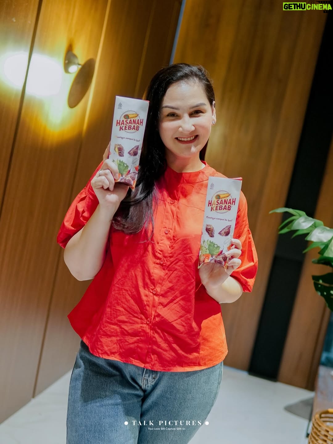 Mona Ratuliu - 12.3K Likes - BALINT 4 TAHUUUUN! 🥳🥳🥳

Ga nyangka anak yg dulu aku jemput di rs covid itu skrg udah gede, lucu dan sehat. Alhamdulillah kesayangan bunda udah 4 tahun. 🩷

Kemarin ngerayain 4 tahun balint (akhirnya) dirumah. Niatnya di sekolah tapi lupa kalau ternyata sekolah masih libur hahaha. Nasib deh balint kyknya susah nih ultah di sekolah kalau ulang taunnya awal juli. 😅😅😅

Yang mau ikut doain balint, waktu dan tempat dipersilahkan 🤗🤗🤗.

Dekorasi by @skylarparty
Birthday cake & mini cake by @tazkiacakes_cookies
Doorprise mainan by @pmbtoysofficial
Doorprise sepeda by @bikenbikeofficial
Playground by @emily_toysrental
Photo & videografer by @talk.picture

Skincare anak by @beeme.official
Souvenir by @bebegenic.id
Foldable bag by @karamel_craft

Minuman by @haus.indonesia
Nasi box by @nusaloca
Pisang goreng by @pisangmadupasti
Kebab by @hasanah.kebab

Arranged by @the_glintzenterprise 🤩.