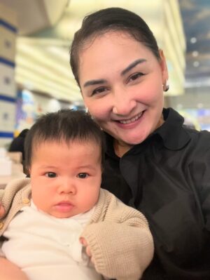 Mona Ratuliu Instagram - Jagain danish sambil jalan2 keliling mall sementara kakak2nya main. Ini latihan nanti kalau jalan2 keluar negri kira2 gini formasinya ya kak @kesharatuliu05 @adhipermana_ 🤗