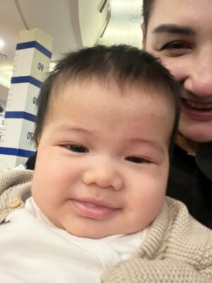 Mona Ratuliu Instagram - Jagain danish sambil jalan2 keliling mall sementara kakak2nya main. Ini latihan nanti kalau jalan2 keluar negri kira2 gini formasinya ya kak @kesharatuliu05 @adhipermana_ 🤗