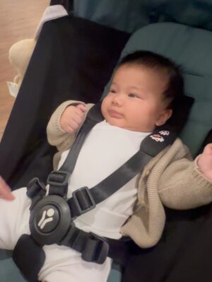 Mona Ratuliu Instagram - Jagain danish sambil jalan2 keliling mall sementara kakak2nya main. Ini latihan nanti kalau jalan2 keluar negri kira2 gini formasinya ya kak @kesharatuliu05 @adhipermana_ 🤗