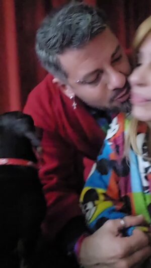 Mónica Farro Instagram - Ella no es celosa jajajaja #lunitafitness🐕 , ama a su papá @trainerlean 💖💖
#amor
#perrija
#animales
#lovemydog
#hogar
#familia