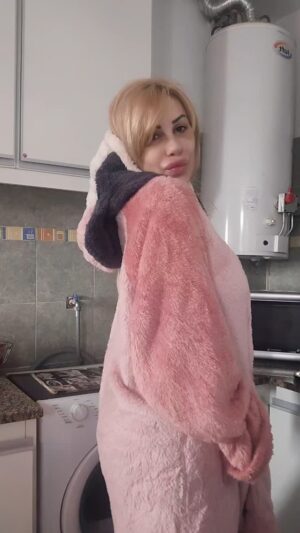 Mónica Farro Instagram - Buen diaaaaaaa, frío de 5° 🥶 disfruten la VIDA, la SALUD, el ESTAR, el VIVIR y tengan un domingo hermoso, que este MOMENTO y este DIA no vuelven nunca mas💖💖💖💖