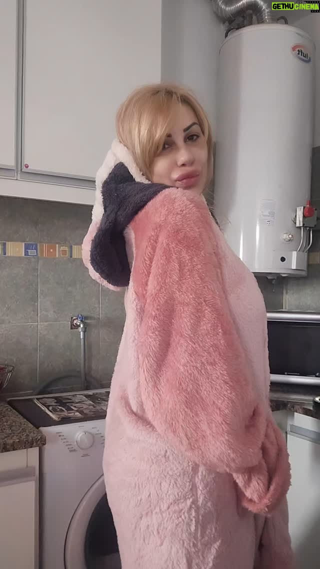 Mónica Farro - 2.8K Likes - Buen diaaaaaaa, frío de 5° 🥶 disfruten la VIDA, la SALUD, el ESTAR, el VIVIR  y tengan un domingo hermoso, que este MOMENTO y este DIA no vuelven nunca mas💖💖💖💖