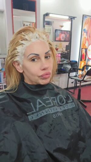 Mónica Farro Instagram - El proceso... jajaja gracias @alvarooxoby x siempre cuidar mi cabello en @tudezeook 💖💖
#belleza #peluquería #color #blonda #mujer