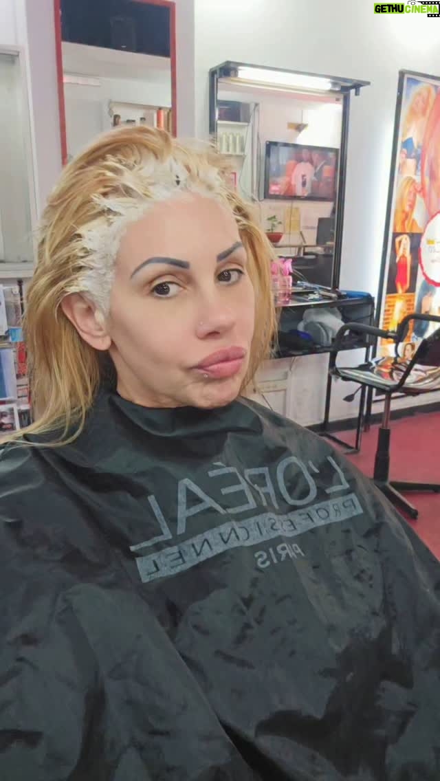 Mónica Farro - 3.4K Likes - El proceso... jajaja gracias @alvarooxoby x siempre cuidar mi cabello en @tudezeook 💖💖

#belleza #peluquería #color #blonda #mujer