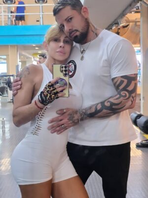 Mónica Farro Instagram - Amo compartir con vos 💕 @trainerlean me gusta cuando nos complementamos 💪🌟😘
#entrenar #fitnes #dúo #gymgirl #blanco #fitness