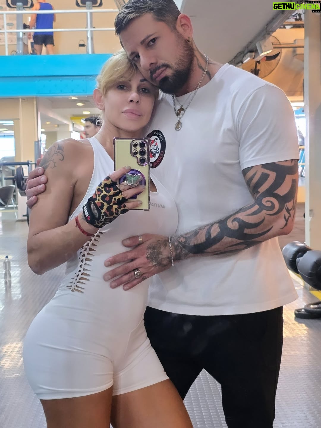 Mónica Farro - 3.5K Likes - Amo compartir con vos 💕  @trainerlean me gusta cuando nos complementamos 💪🌟😘
#entrenar #fitnes #dúo #gymgirl #blanco #fitness
