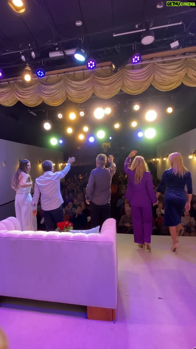 Mónica Farro - 550 Likes - Así terminamos la función de hoy con un gran público y a muchas risas, no te quedes sin venir a ver la obra HERMANOS EN LLAMAS☺️🫶🏼 

Elenco: 
@artazanito 
@sergio_gonal 
@vaninaescudero 
@julietazara 
@moni.farro 

Producción: 
@aldofunesproduccionesok 
@aldofunesok