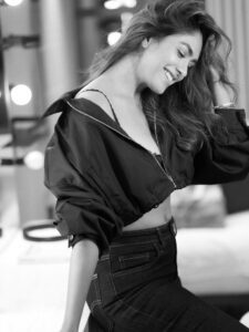 Actress Mrunal Thakur HD Photos and Wallpapers August 2025