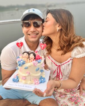 Mumtaheena Toya Instagram - Happy 5th Anniversary to the one who still loves me even after witnessing all my hangry moments😝.. thats real love!
I Love You More @sayed_zaman_shawon 🥰