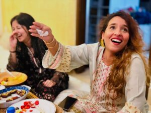 Mumtaheena Toya Instagram - True blessings are not just in the food we share, but in the love and laughter around the table. Grateful for this beautiful Iftar with my dear ones!
🌸🍽️✨