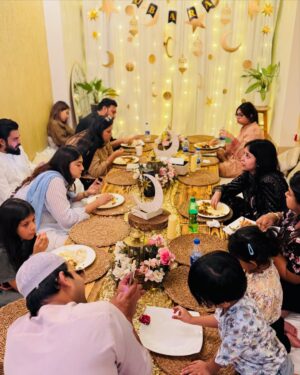 Mumtaheena Toya Instagram - True blessings are not just in the food we share, but in the love and laughter around the table. Grateful for this beautiful Iftar with my dear ones!
🌸🍽️✨