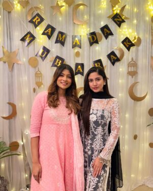 Mumtaheena Toya Instagram - True blessings are not just in the food we share, but in the love and laughter around the table. Grateful for this beautiful Iftar with my dear ones!
🌸🍽️✨