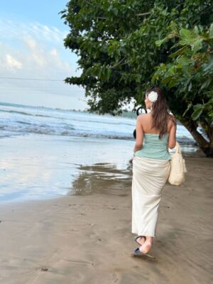 Mumtaheena Toya Instagram - To walk barefoot along the shore is to walk with your soul✨