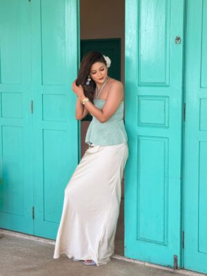 Mumtaheena Toya Instagram - To walk barefoot along the shore is to walk with your soul✨