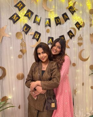Mumtaheena Toya Instagram - True blessings are not just in the food we share, but in the love and laughter around the table. Grateful for this beautiful Iftar with my dear ones!
🌸🍽️✨