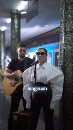 Munisa Rizaeva Instagram - Keyingi bekatni topa olasizmi? 🤔😊 “Jonginam “ jonli ijroda sizlar uchun aziz muhlislarim❤️ @djuraevjr Guitar👌
Угадаете следующую станцию? 🎶
Песня “Jonginam “ в живом исполнении для вас дорогие мои ❤️