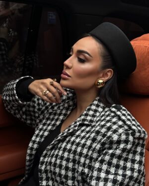 Munisa Rizaeva Instagram - Har bir obraz — bu tafsilotlar orqali so‘zlanadigan kichik bir hikoya. Bugungi libos nozik erkinlik muhitini yaratadigan zamonaviy aksentlarga ega klassik uslub orqali nafislik va ishonchni ifodalaydi. Har bir lahza eslatib tursin: chinakam go‘zallik — bu ichki uyg‘unlik va tashqi ko‘rinishda qalb aksidir.
Каждый образ — это маленькая история, рассказанная через детали. Сегодняшний наряд олицетворяет элегантность и уверенность: классический стиль с современными акцентами создаёт атмосферу утончённой свободы. Пусть каждый миг напоминает, что истинная красота рождается, когда внутри гармония, а снаружи — отражение души.