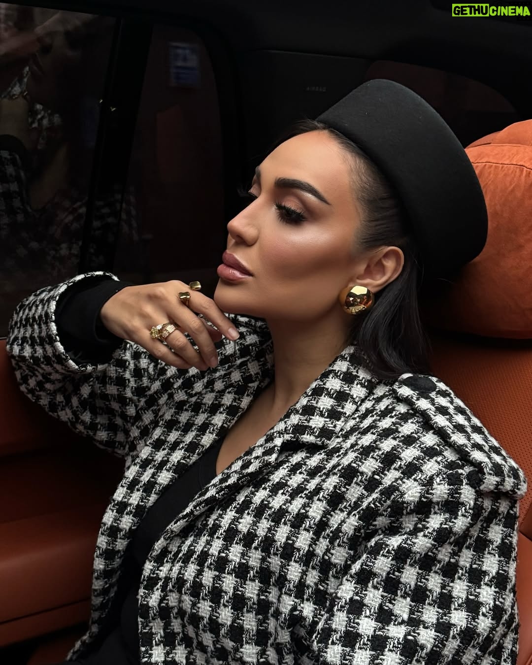 Munisa Rizaeva - 136.7K Likes - Har bir obraz — bu tafsilotlar orqali so‘zlanadigan kichik bir hikoya. Bugungi libos nozik erkinlik muhitini yaratadigan zamonaviy aksentlarga ega klassik uslub orqali nafislik va ishonchni ifodalaydi. Har bir lahza eslatib tursin: chinakam go‘zallik — bu ichki uyg‘unlik va tashqi ko‘rinishda qalb aksidir.

Каждый образ — это маленькая история, рассказанная через детали. Сегодняшний наряд олицетворяет элегантность и уверенность: классический стиль с современными акцентами создаёт атмосферу утончённой свободы. Пусть каждый миг напоминает, что истинная красота рождается, когда внутри гармония, а снаружи — отражение души.