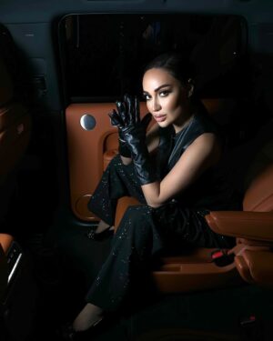 Munisa Rizaeva Instagram - Ayol cheksiz kuchga ega - u har qanday to’siqlarni engib o’tishi, atrofidagi dunyoni o’zgartirishi va atrofidagilarni buyuklikka ilhomlantirishi mumkin!💃🏻🖤
Женщина обладает неограниченной силой — она может преодолеть любые преграды, изменить мир вокруг себя и вдохновить на величие тех, кто рядом!💃🏻🖤