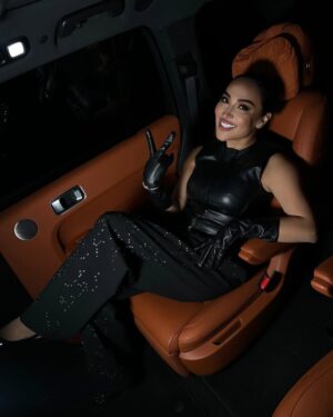 Munisa Rizaeva Instagram - Ayol cheksiz kuchga ega - u har qanday to’siqlarni engib o’tishi, atrofidagi dunyoni o’zgartirishi va atrofidagilarni buyuklikka ilhomlantirishi mumkin!💃🏻🖤
Женщина обладает неограниченной силой — она может преодолеть любые преграды, изменить мир вокруг себя и вдохновить на величие тех, кто рядом!💃🏻🖤