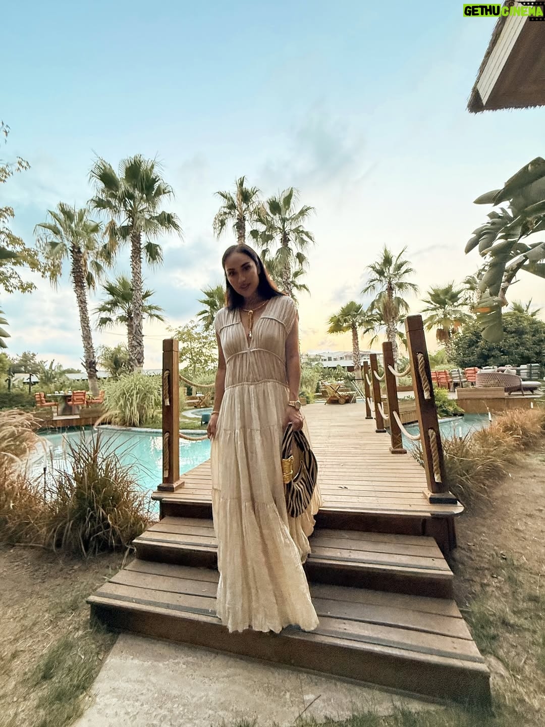 Munisa Rizaeva - 145.3K Likes - ⏳Lahzada yashaganingda, ta’til vaqt emas, ruhiy holatga aylanadi. 🧘Go‘zallik va xotirjamlik bu sayohatning asosiy hamrohlaridir. ⛱️Suratlardan qaysi biri sizga ko‘proq yoqadi?

⏳Когда живёшь в моменте, отпуск становится не временем, а состоянием души. 🧘Красота и покой — главные спутники этого путешествия. ⛱️Какая из фотографий вам нравиться больше всех?