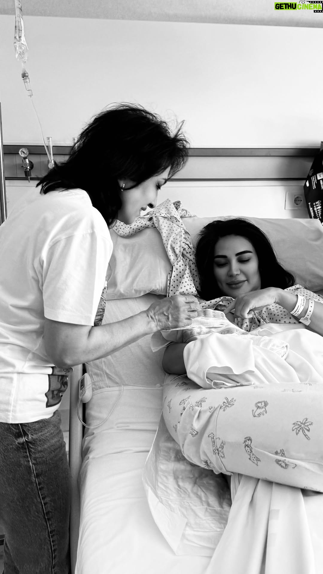 Munisa Rizaeva - 172.9K Likes - Har kunlik bola parvarishidan chalg’ish unchalik ham qimmatga tushmasligi mumkin 😅 ONALARIMIZ BAXTIMIZGA SOG’ BO’LISHSIN!
Qizlar menga maslahatingiz kerak, bolalaringizni qanday eplayapsiz?  Sirlaringiz bilan bo’lishing!

Отвлечься от ежедневного ухода за ребёнком может стоить не так уж и дорого 😅 ПУСТЬ НАШИ МАМЫ БУДУТ ЗДОРОВЫ! Давайте девчонки посоветуйте мне, как вы справляетесь с детьми? Делитесь секретами!