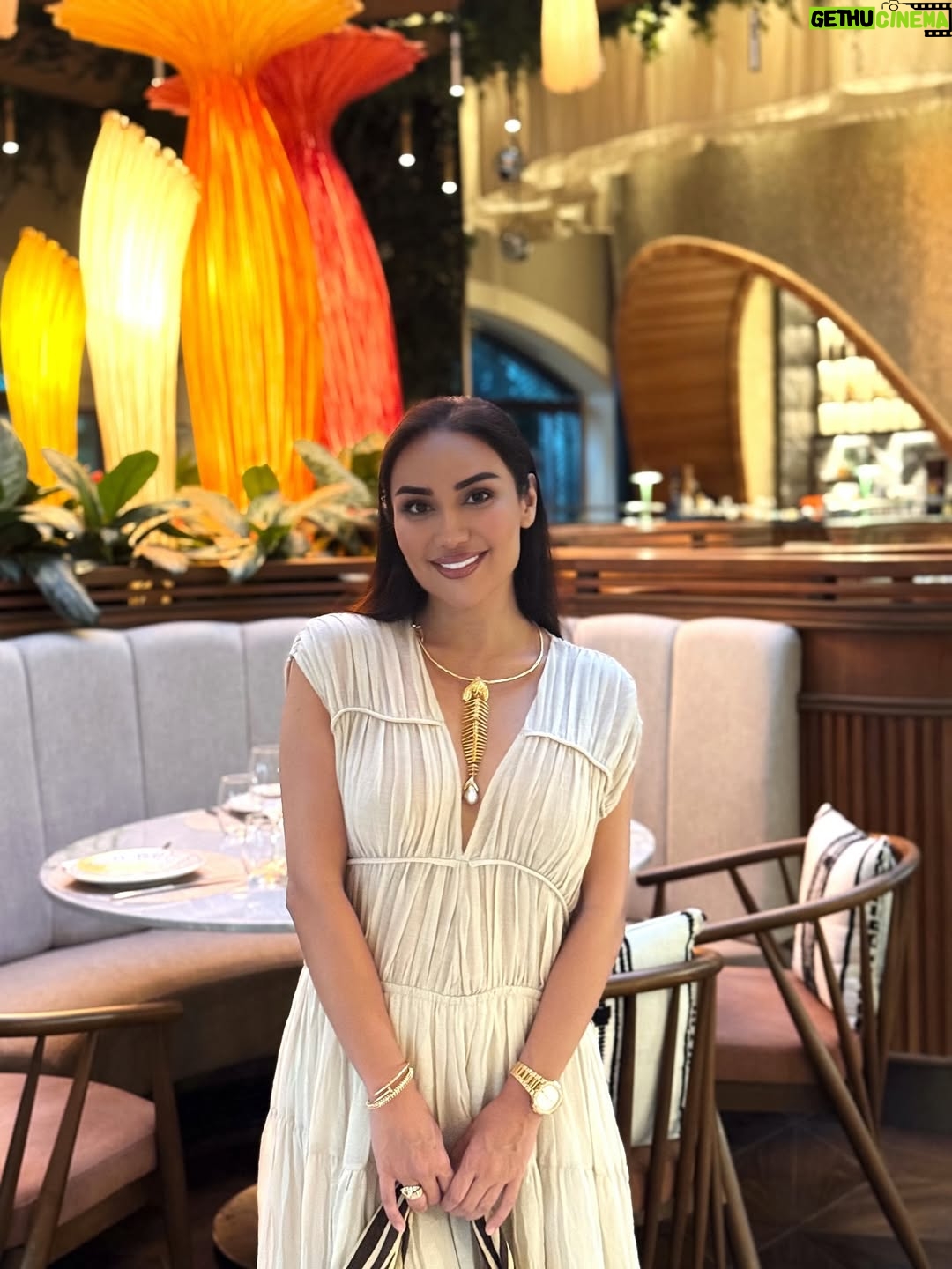 Munisa Rizaeva - 145.3K Likes - ⏳Lahzada yashaganingda, ta’til vaqt emas, ruhiy holatga aylanadi. 🧘Go‘zallik va xotirjamlik bu sayohatning asosiy hamrohlaridir. ⛱️Suratlardan qaysi biri sizga ko‘proq yoqadi?

⏳Когда живёшь в моменте, отпуск становится не временем, а состоянием души. 🧘Красота и покой — главные спутники этого путешествия. ⛱️Какая из фотографий вам нравиться больше всех?
